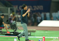 この試合から暫定的に指揮を執る横内 昭展ヘッドコーチ（広島）【明治安田Ｊ１ 第18節 横浜FMvs広島】