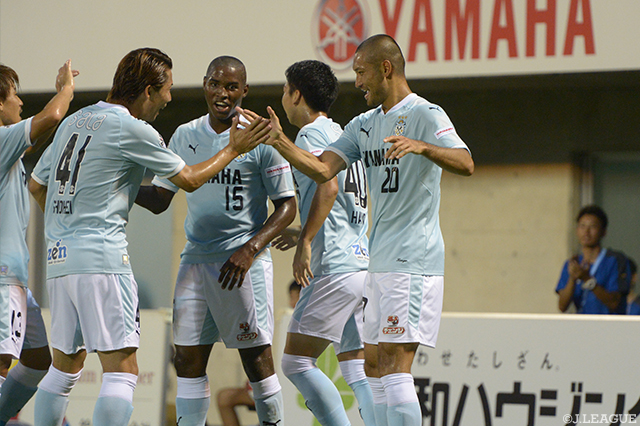 14分に川辺 駿からのボールを左足で決めた川又 堅碁（磐田）【明治安田Ｊ１ 第18節 磐田vs甲府】