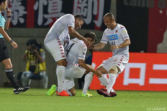 試合終了間際に直接FKをふたたび決め、同点とした福森 晃斗（札幌）【明治安田Ｊ１ 第18節 大宮vs札幌】