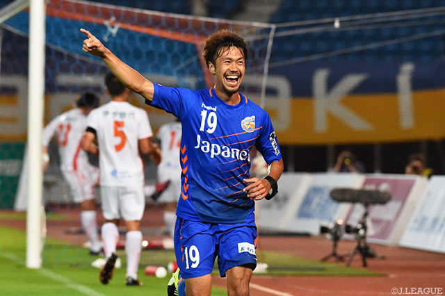 巧みなループシュートを決め、2試合連続ゴールの澤田 崇（長崎）【明治安田Ｊ２ 第22節 長崎vs愛媛】