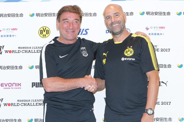 固い握手を交わしたペトロヴィッチ監督（浦和）とピーター ボス監督（ドルトムント）【明治安田Ｊリーグワールドチャレンジ 浦和vsドルトムント 前日公式会見】