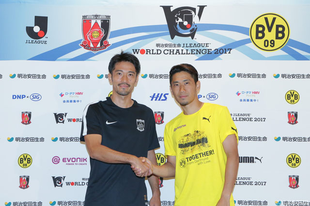 浦和のキャプテン阿部 勇樹とドルトムントの香川 真司がガッチリと握手！【明治安田Ｊリーグワールドチャレンジ 浦和vsドルトムント 前日公式会見】