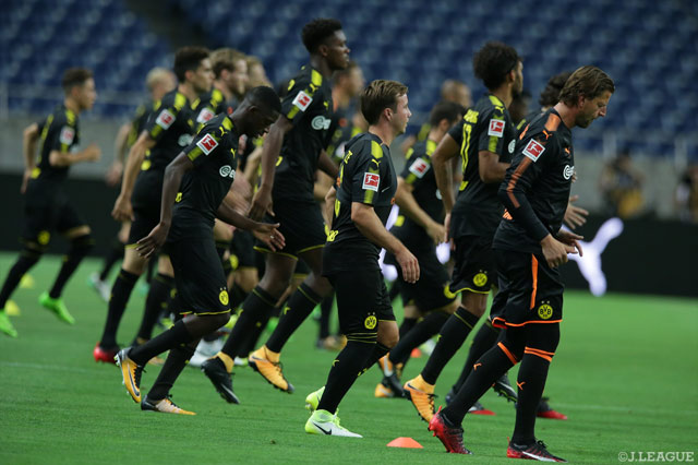 埼玉のピッチに立ったドルトムントの選手たち【明治安田Ｊリーグワールドチャレンジ 浦和vsドルトムント 前日練習】