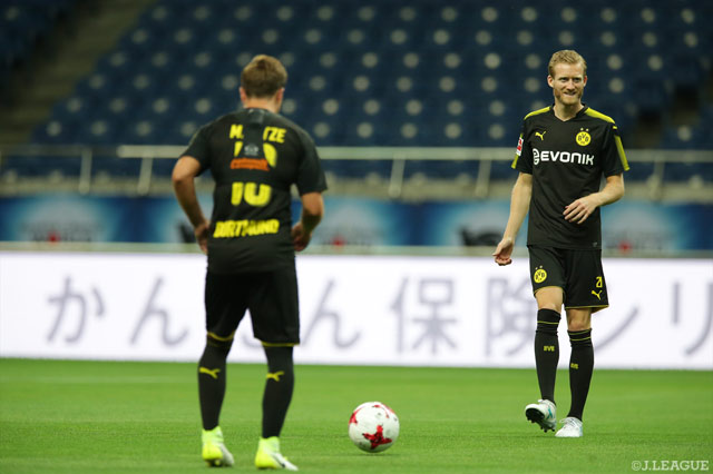 ピッチでボール回しをするアンドレ シュルレ（ドルトムント）【明治安田Ｊリーグワールドチャレンジ 浦和vsドルトムント 前日練習】