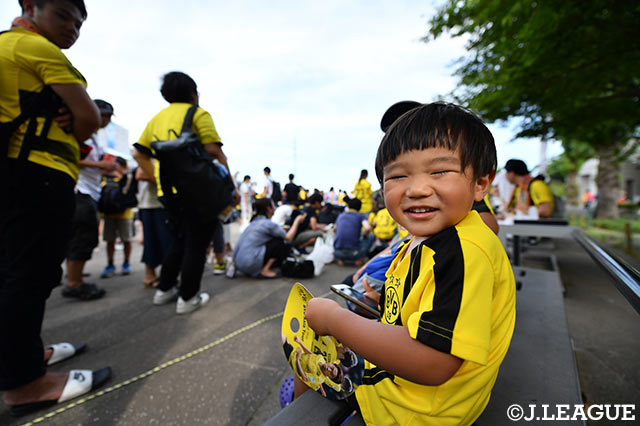 ボルシア・ドルトムントのシャツを着てにっこりとほほ笑む少年【明治安田Ｊリーグワールドチャレンジ 浦和vsボルシア・ドルトムント】