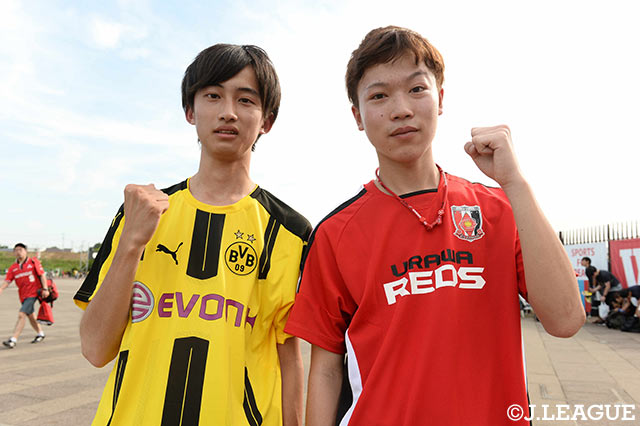 片方はボルシア・ドルトムントのファン、もう片方は浦和ファン。試合終了後はどんな会話を交わすのかな？【明治安田Ｊリーグワールドチャレンジ 浦和vsボルシア・ドルトムント】