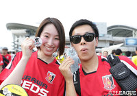 いつも通り埼玉スタジアム２００２へやって来た浦和ファンのカップル。それでも華やかな雰囲気に自然と表情も綻ぶ【明治安田Ｊリーグワールドチャレンジ 浦和vsボルシア・ドルトムント】