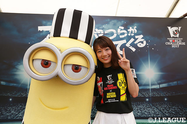 脱走中のミニオンたちがスタジアムに出没中！女子マネ佐藤 美希がさっそくミニオン一体を確保！【明治安田Ｊリーグワールドチャレンジ 浦和vsボルシア・ドルトムント】
