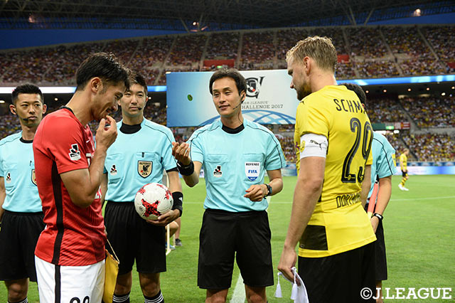 両チームの主将、阿部 勇樹（浦和）とマルセル　シュメルツァー（ドルトムント）がコイントス【明治安田Ｊリーグワールドチャレンジ 浦和vsボルシア・ドルトムント】