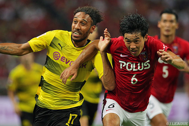 昨季のブンデスリーガ得点王、オバメヤン（ドルトムント）とマッチアップする遠藤 航（浦和）【明治安田Ｊリーグワールドチャレンジ 浦和vsドルトムント】