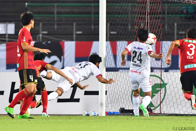 塚川 孝輝のダイビングヘッドで先制した岡山【明治安田Ｊ２ 第23節 金沢vs岡山】