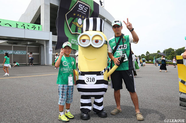 脱走したミニオンの「ケビン」と一緒に記念撮影【明治安田Ｊ３ 第17節 相模原vs鹿児島】