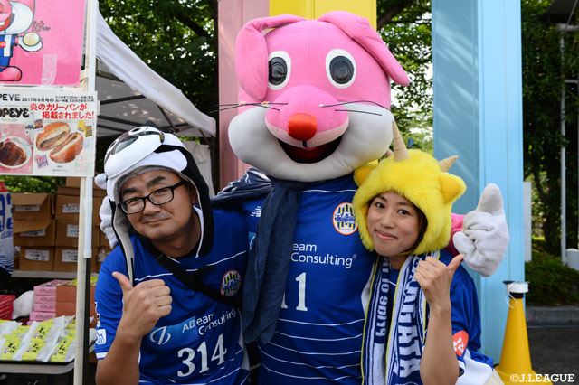 ディーオとグランパスくんの被り物をしたサポーターとペッカくんが同じポーズでパシャリ【明治安田Ｊ２ 第23節 名古屋vs山形】