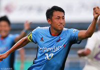 抑えの効いた一撃で今季初得点となる先制点を挙げた吉田 明生（YS横浜）【明治安田Ｊ３ 第17節 YS横浜vs藤枝】