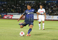 相手GKの逆を突き、先制PKを決めた中島 裕希（町田）【明治安田Ｊ２ 第23節 町田vs水戸】