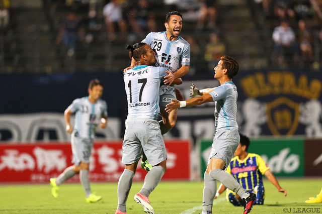 鮮やかなミドルシュートで先制点を挙げたジウシーニョ（福岡）【明治安田Ｊ２ 第23節 群馬vs福岡】