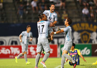 鮮やかなミドルシュートで先制点を挙げたジウシーニョ（福岡）【明治安田Ｊ２ 第23節 群馬vs福岡】