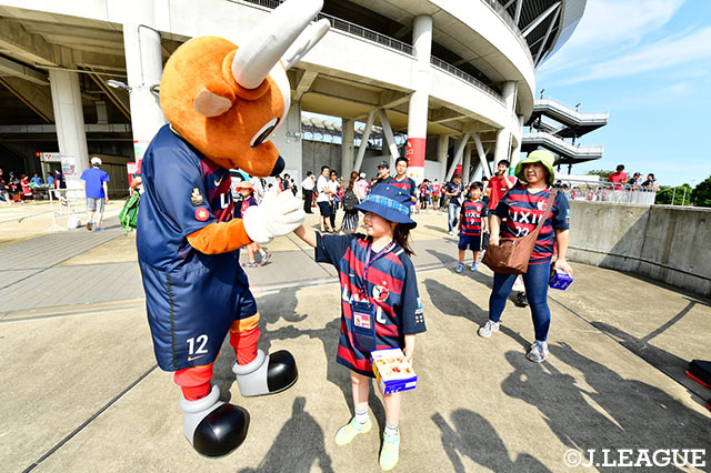 しかお君とハイタッチする少女【明治安田Ｊリーグワールドチャレンジ 鹿島vsセビージャFC】