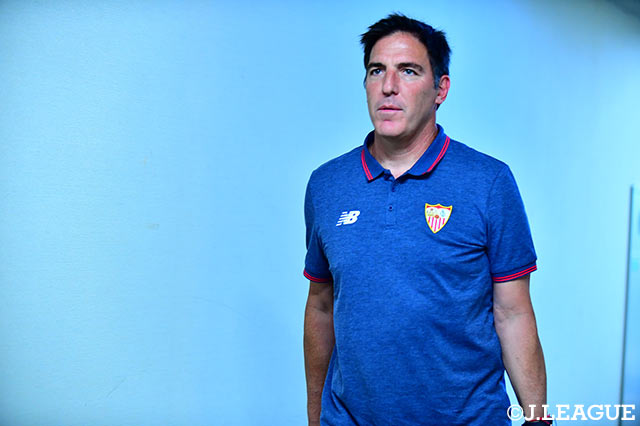 セビージャFCのエドゥアルド ベリッソ監督が会場入り【明治安田Ｊリーグワールドチャレンジ 鹿島vsセビージャFC】