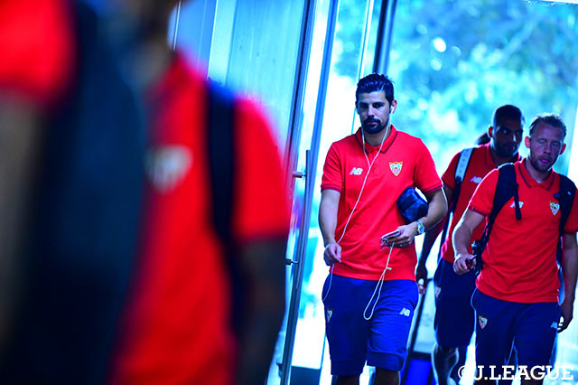 静かな闘志を漲らせ、セビージャFCの選手たちが会場入り【明治安田Ｊリーグワールドチャレンジ 鹿島vsセビージャFC】