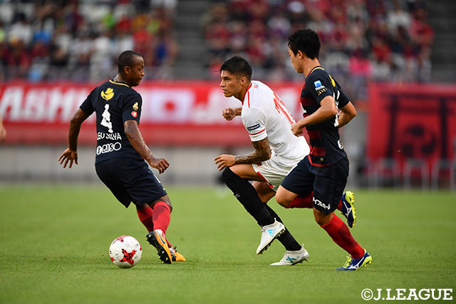 突破を図るホアキン コレア（セビージャFC）。巧みな足技で鹿島ディフェンスを翻弄する【明治安田Ｊリーグワールドチャレンジ 鹿島vsセビージャFC】