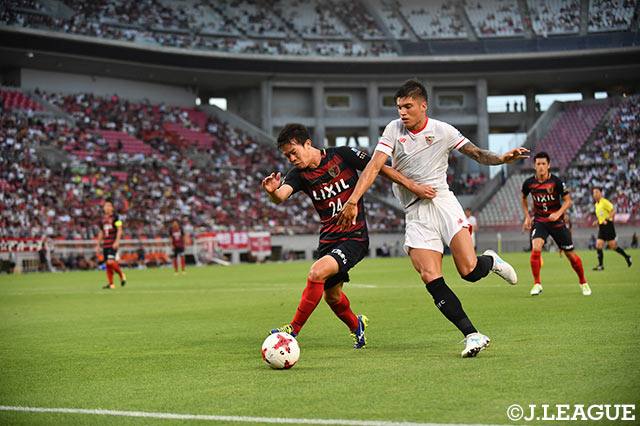 ホアキン コレア（セビージャFC）の突破を阻む伊東 幸敏（鹿島）【明治安田Ｊリーグワールドチャレンジ 鹿島vsセビージャFC】