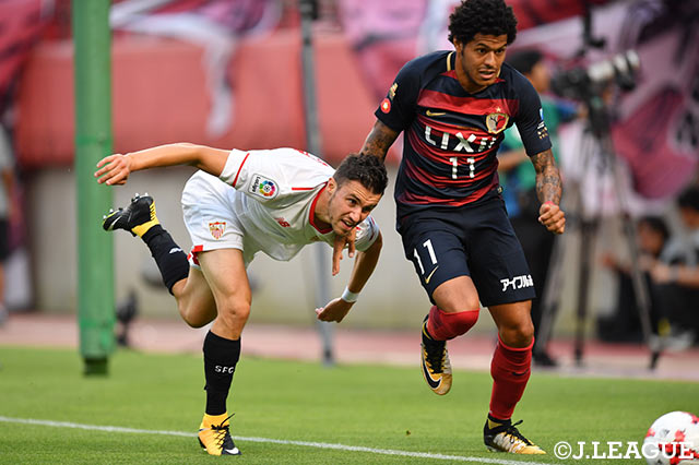 中盤のプレスは激しさを増し、両者もつれ合う場面も【明治安田Ｊリーグワールドチャレンジ 鹿島vsセビージャFC】