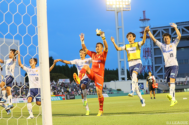 アウェイでの勝利をファン・サポーターと共に喜ぶ北九州の選手達【明治安田Ｊ３ 第18節 Ｆ東23vs北九州】