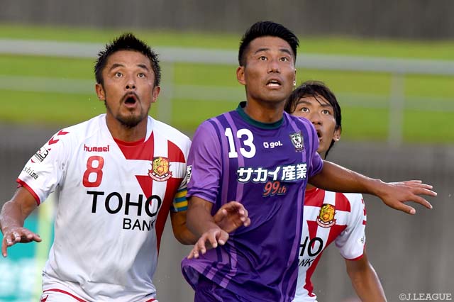 ゴール前の攻防で、ハイボールに備える石堂 和人（福島）と三好 洋央（藤枝）【明治安田Ｊ３ 第18節 藤枝vs福島】