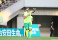 開始4分に先制ヘッドを決めたラリベイ（千葉）【明治安田Ｊ２ 第24節 千葉vs金沢】