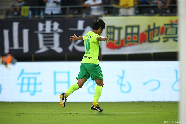 前半終了間際に８試合ぶりのゴールとなる追加点を決めた町田 也真人（千葉）【明治安田Ｊ２ 第24節 千葉vs金沢】