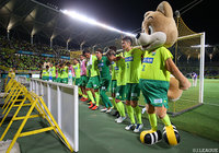 ホームでの快勝をファン・サポーターと喜ぶ千葉の選手達【明治安田Ｊ２ 第24節 千葉vs金沢】