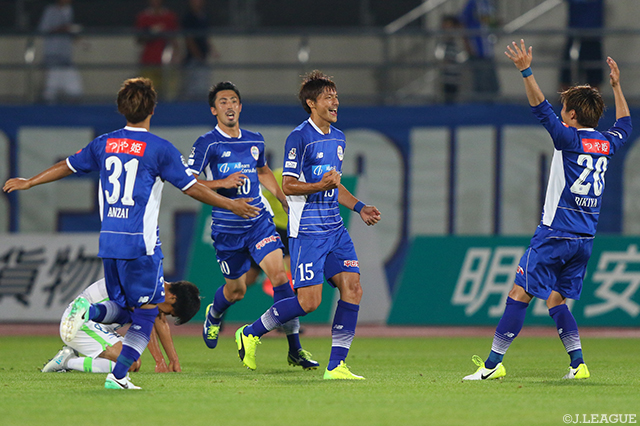 57分に移籍後初得点となる先制ゴールを決めた加賀 健一（山形）【明治安田Ｊ２ 第24節 山形vs湘南】