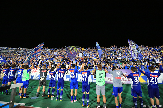 ホームで首位湘南を撃破しファン・サポーターと喜ぶ山形の選手達【明治安田Ｊ２ 第24節 山形vs湘南】