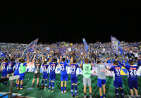 ホームで首位湘南を撃破しファン・サポーターと喜ぶ山形の選手達【明治安田Ｊ２ 第24節 山形vs湘南】