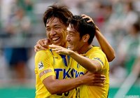 この試合唯一のゴールを決めた栃木の牛之濵 拓（右）を祝福する藤沼 拓夢【明治安田Ｊ３ 第18節 栃木vs相模原】