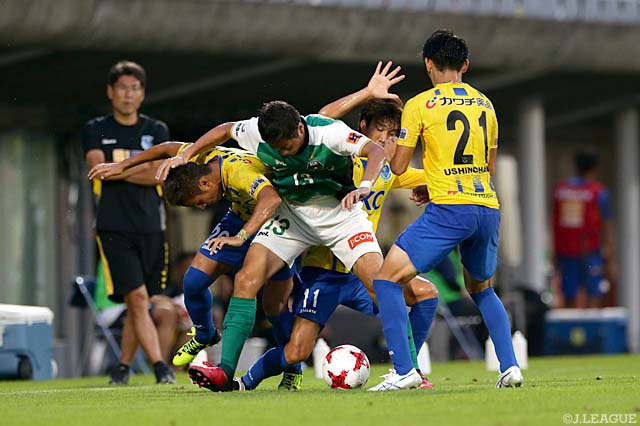 ボールをキープする久保 裕一 （相模原）と、ハードなマークを見せる栃木の選手たち【明治安田Ｊ３ 第18節 栃木vs相模原】