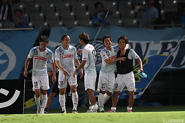 82分に左足で勝越しのゴールを決めた西 弘則（讃岐 #23）【明治安田Ｊ２ 第24節 東京Ｖvs讃岐】