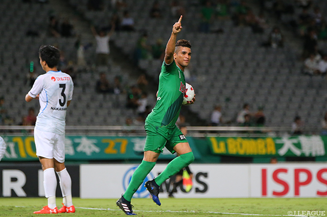86分にこの日２点目となるヘッドを決めて試合を振り出しに戻したアラン ピニェイロ（東京Ｖ）【明治安田Ｊ２ 第24節 東京Ｖvs讃岐】