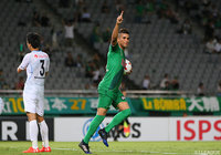 86分にこの日２点目となるヘッドを決めて試合を振り出しに戻したアラン ピニェイロ（東京Ｖ）【明治安田Ｊ２ 第24節 東京Ｖvs讃岐】