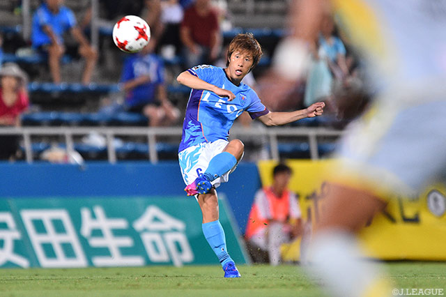 決勝点となる直接FKを決めた中里 崇宏（横浜FC）【明治安田Ｊ２ 第24節 横浜FCvs長崎】