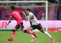 サイドでの熱いマッチアップ。松田 陸（Ｃ大阪）とラファエル シルバ（浦和）【明治安田Ｊ１ 第22節 Ｃ大阪vs浦和】