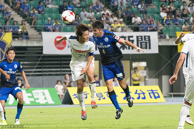 空中戦を展開する細川 淳矢（水戸）と竹内 彬（大分）【明治安田Ｊ２ 第24節 大分vs水戸】