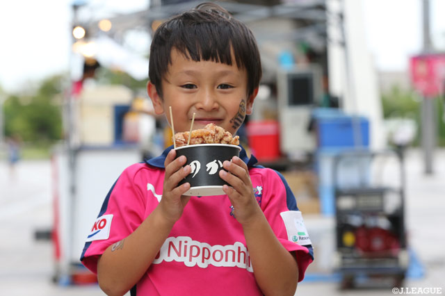 美味しそうな唐揚げを持ってニッコリ！【明治安田Ｊ３ 第18節 Ｃ大23vs鹿児島】