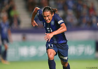 強烈なボレーシュートで同点ゴールを狙った坂田 大輔（福岡）【明治安田Ｊ２ 第24節 福岡vs徳島】