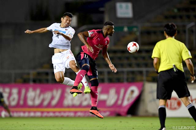 ゴール前でハイボールを競り合う河合 竜二（札幌）とリカルド サントス（Ｃ大阪）【ルヴァンカップ プレーオフステージ 第2戦 Ｃ大阪vs札幌】