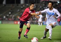  サイドでボールを奪い合う関口 訓充（Ｃ大阪）と荒野 拓馬（札幌）【ルヴァンカップ プレーオフステージ 第2戦 Ｃ大阪vs札幌】