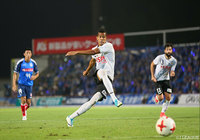 試合終盤90分に同点PKを決めたドウグラス ヴィエイラ（東京Ｖ）【明治安田Ｊ２ 第25節 水戸vs東京Ｖ】