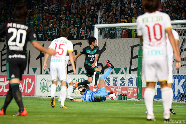 51分に均衡を破る、今季２点目となる先制ゴールを決めた安川 有（松本）【明治安田Ｊ２ 第25節 松本vs金沢】