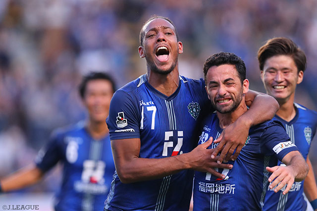 先制ボレーを豪快に決め、福岡のＪ２通算750得点目を記録したウェリントン（#17）【明治安田Ｊ２ 第25節 福岡vs山形】